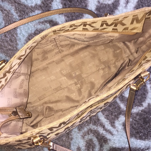 MK Purse gently used - Picture 2 of 3